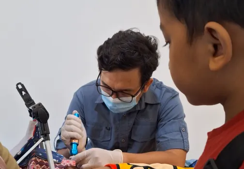 Dr. Ega Prima Norista sedang melakukan prosedur sunat dengan metode bius tanpa jarum (Free Needle Injection) di Klinik Sirkumboy Wates