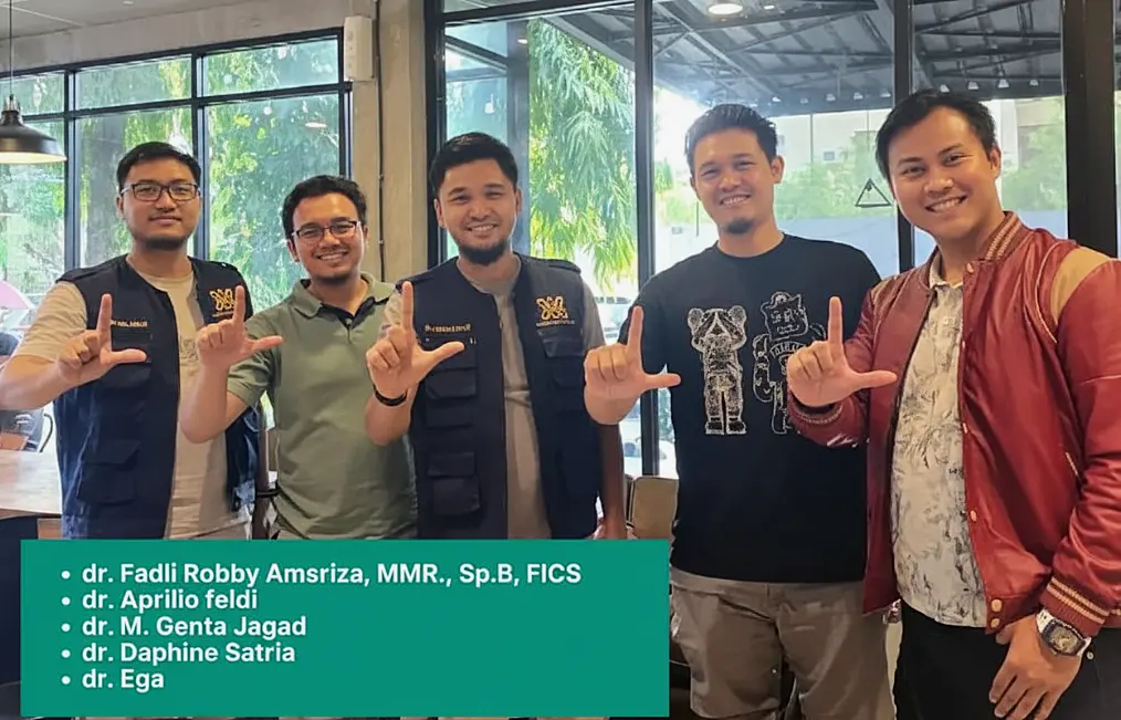 dr. Ega bersama dr. Fadli Robby Amsriza, dr. Aprilio Feldi, dr. M. Genta Jagad, dan dr. Daphine Satria dalam Forum Ilmiah Indonesian Laser Circumcision di Yogyakarta, 11 Mei 2025