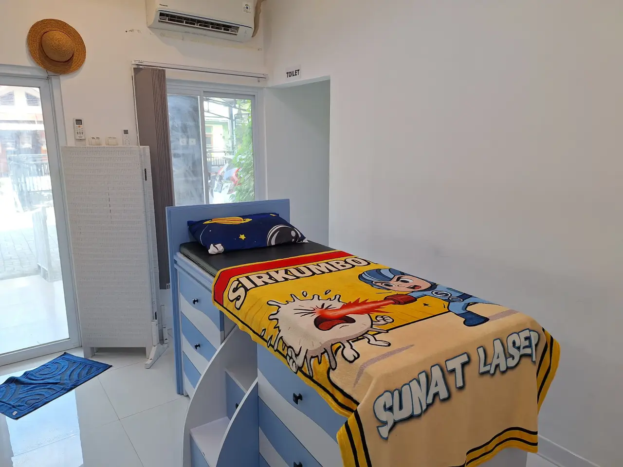 Ruang tindakan yang ramah anak dan higienis. Dilengkapi fasilitas modern berbalut warna cerah untuk menciptakan suasana rileks.