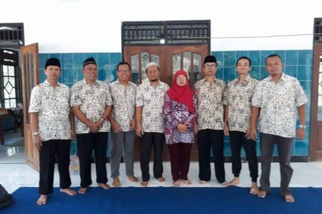 Dedikasi tanpa henti. Momen kebersamaan Bapak R. Isnanta dan dr. Ega saat memimpin kegiatan bakti sosial sunat massal.