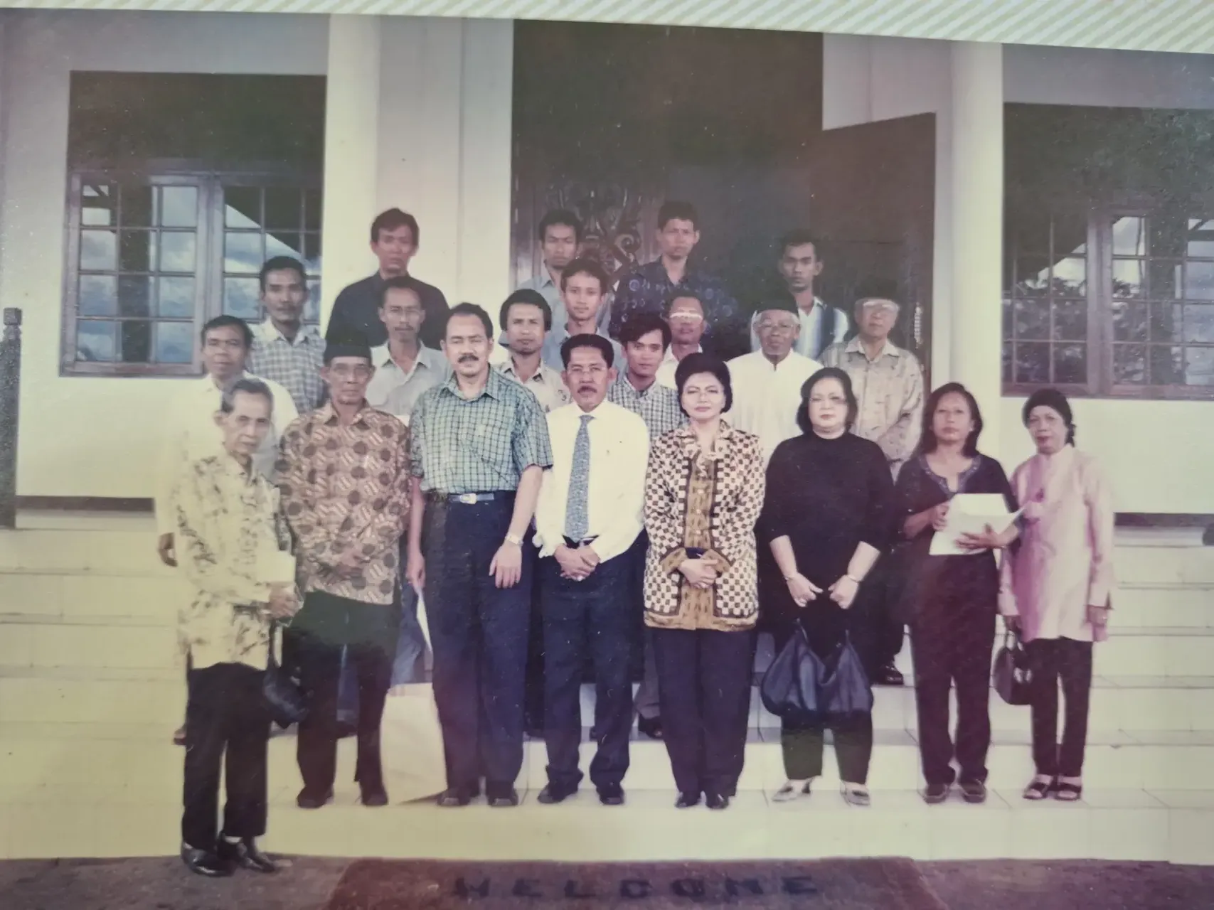 Semangat kebersamaan. Potret solid tim medis profesional Sirkumboy usai menuntaskan misi sunat massal di Pontianak.