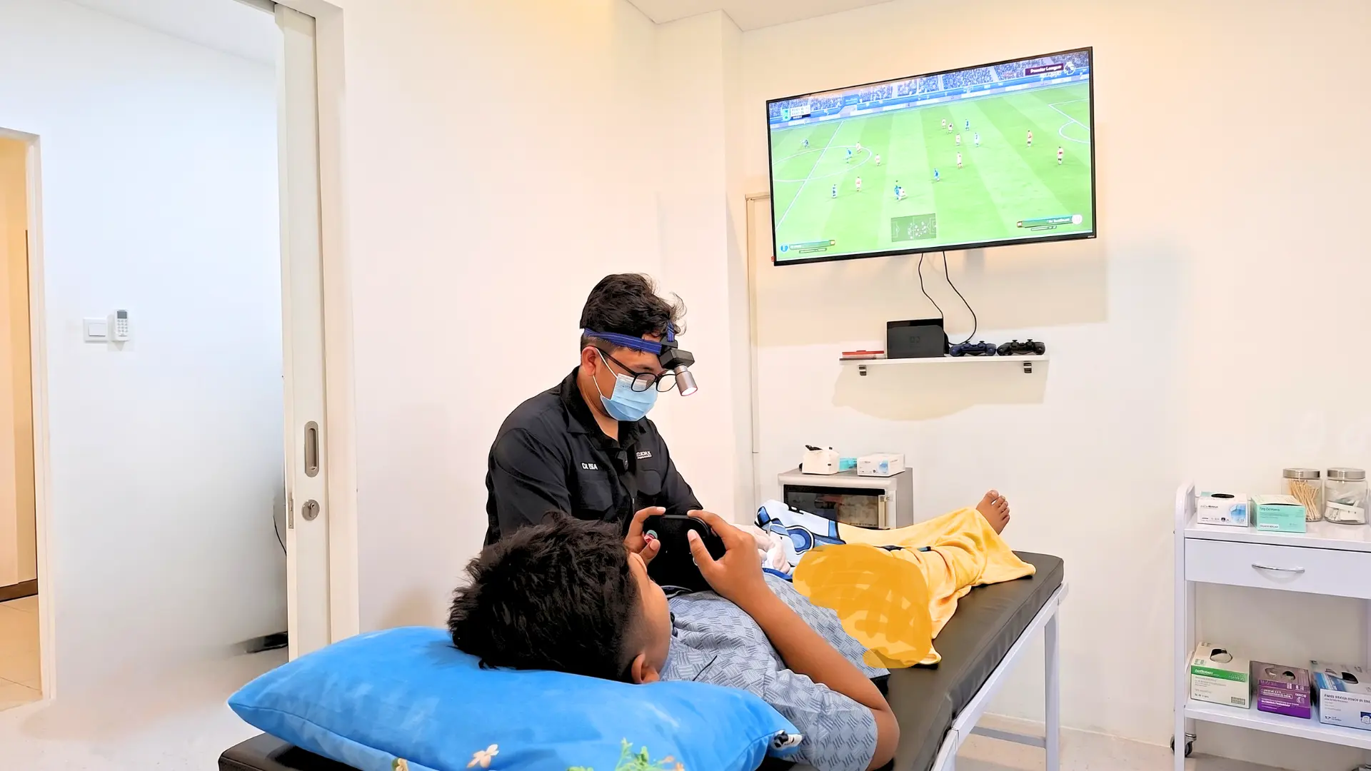 Sunat Sambil Main Game Nintendo Switch di Sirkumboy